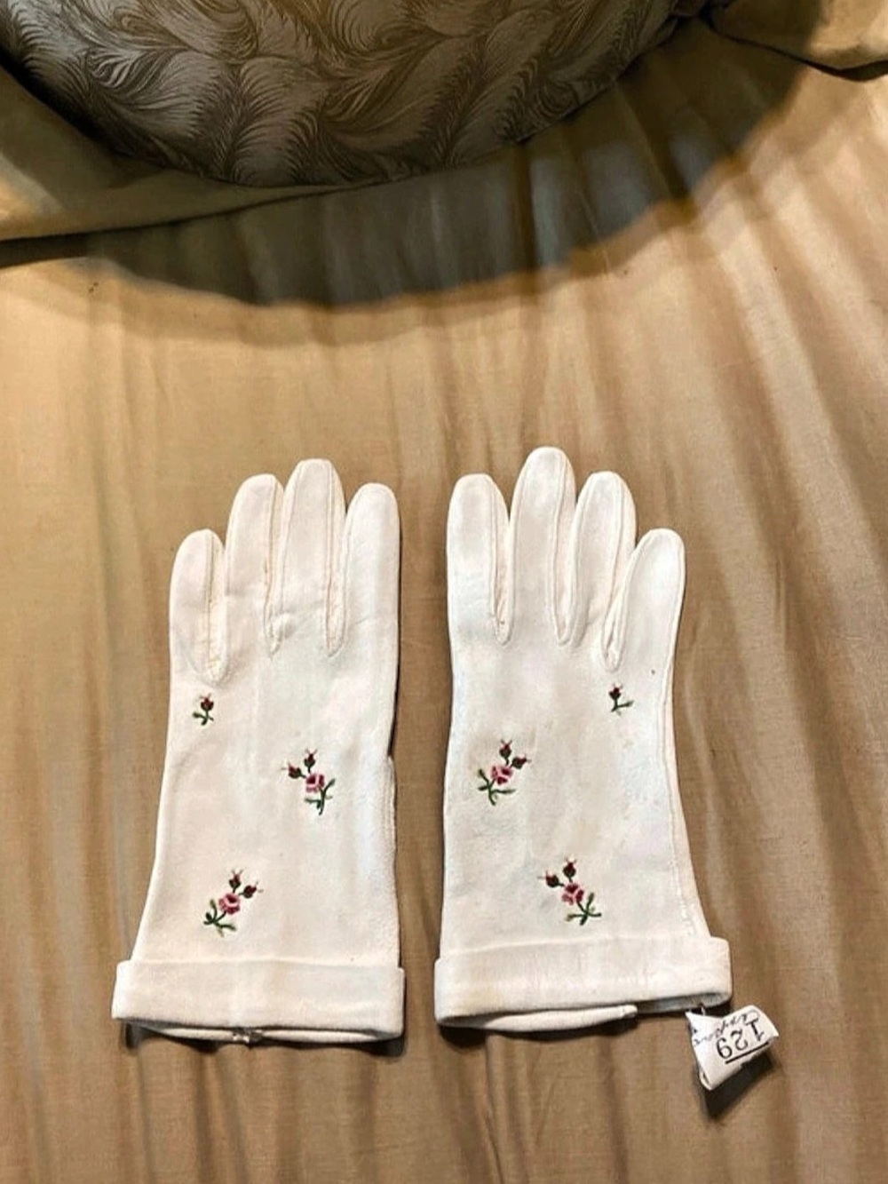 Vintage White Floral Embroidered Gloves